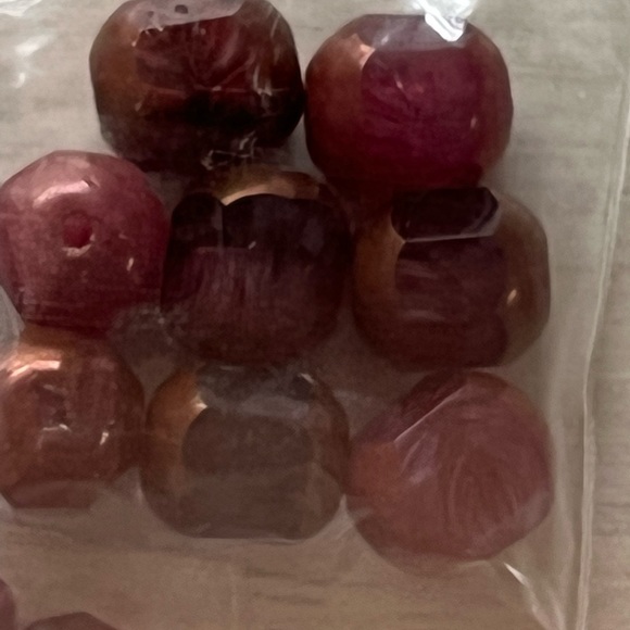 Assortment of fushia shades gemstone and glass beads - Picture 10 of 10